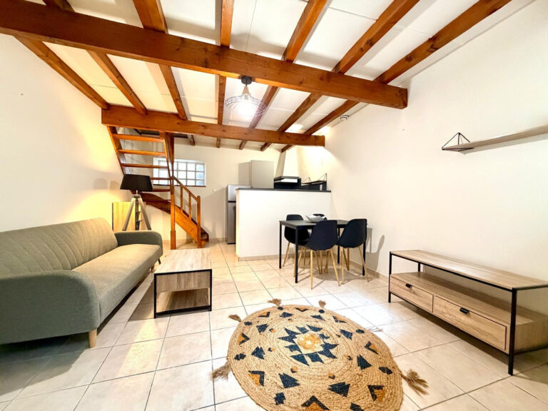 Maison à louer à Verzeille (11250) — MAISON DE VILLAGE MEUBLÉE